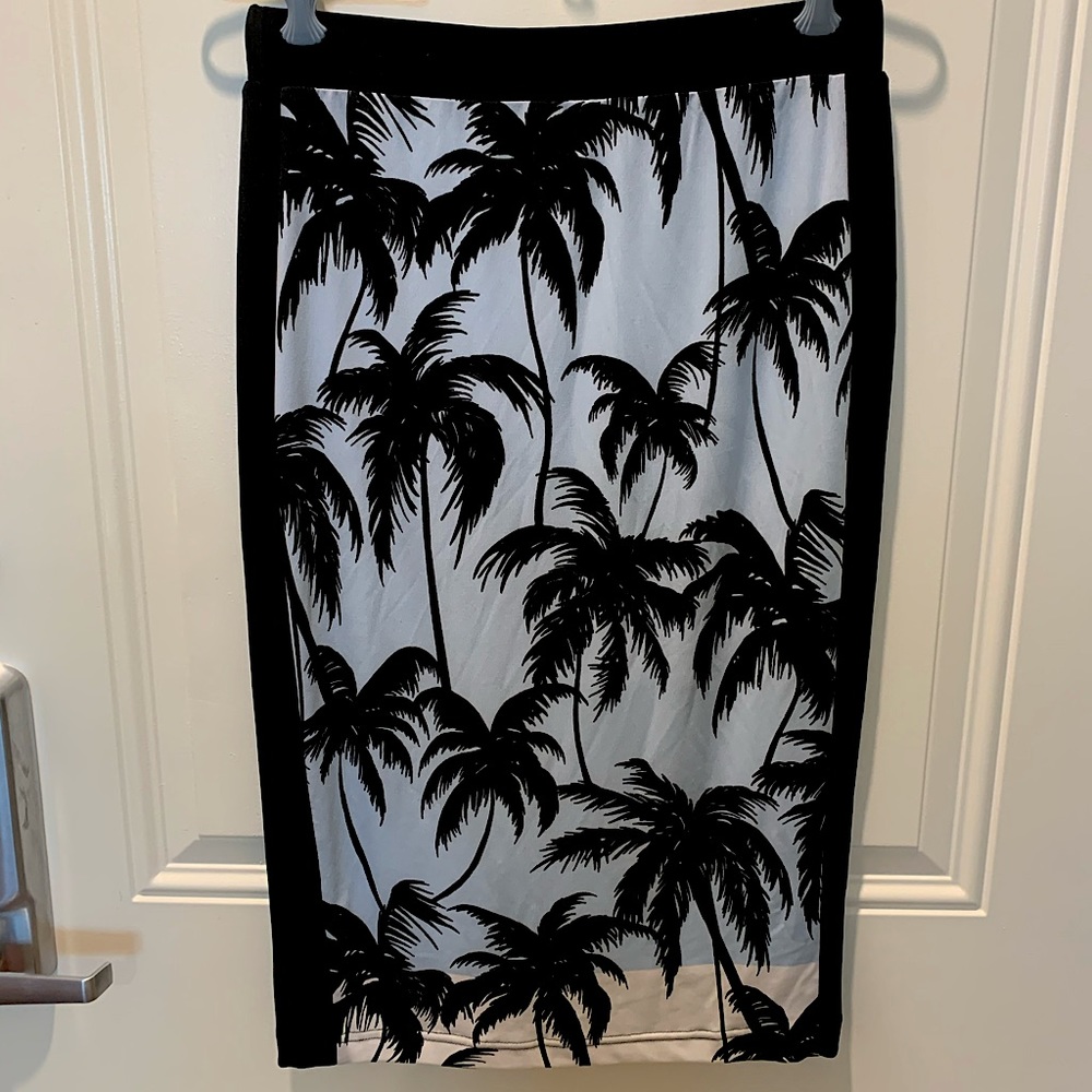 Vince Camuto pull on pencil skirt. Worn once. Comfortable stretchy material